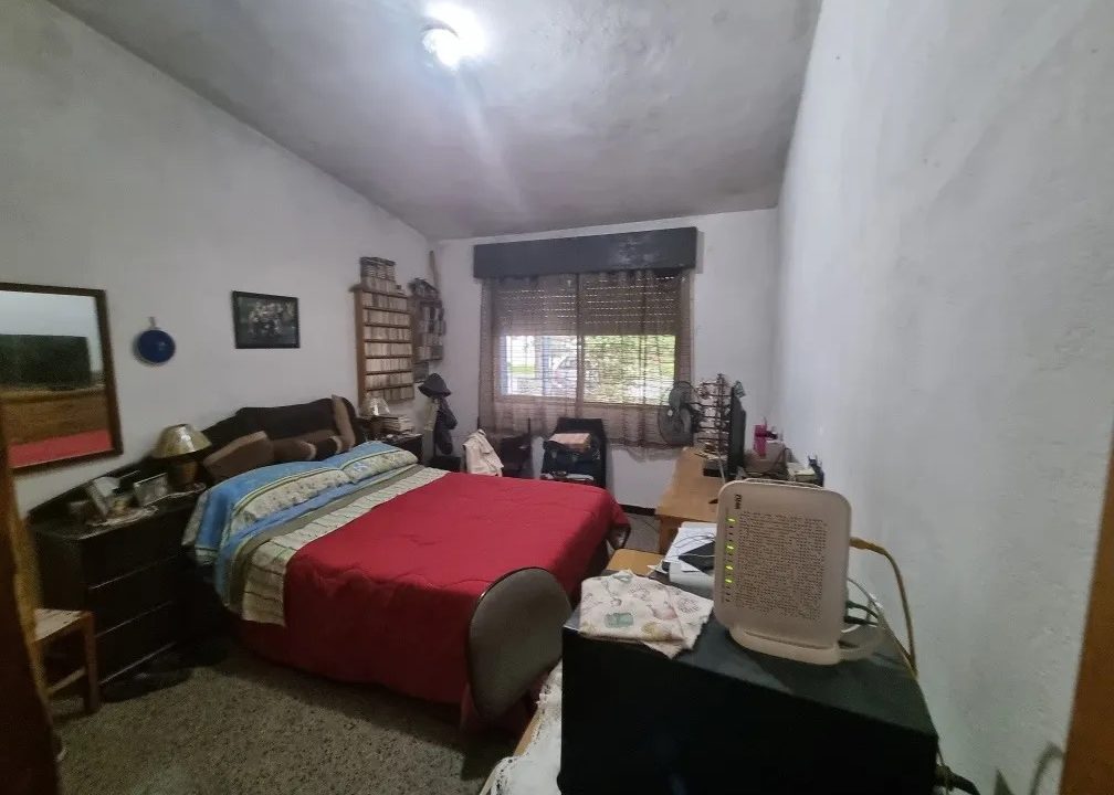 Venta de casa con tres dormitorios en Hermenegildo López 663 6