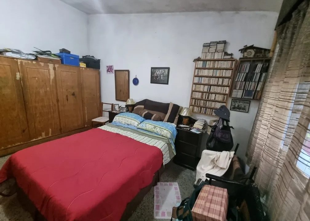 Venta de casa con tres dormitorios en Hermenegildo López 663 7