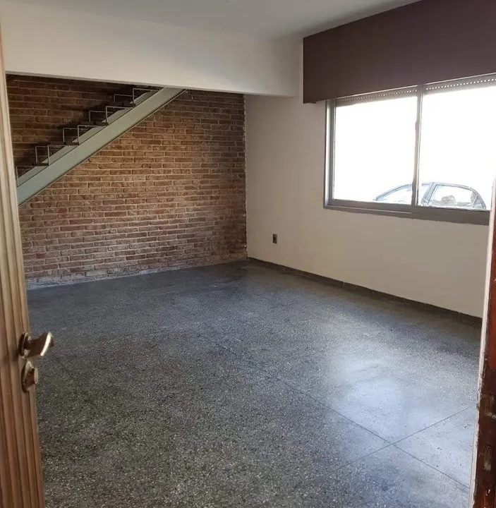 Venta de casa céntrica de tres dormitorios con cochera 3