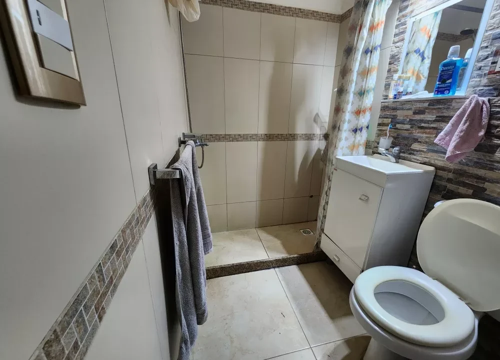 Venta de Casa de tres dormitorios sobre calle Leandro Gómez 18