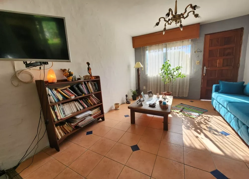Venta de Casa de tres dormitorios sobre calle Leandro Gómez 5