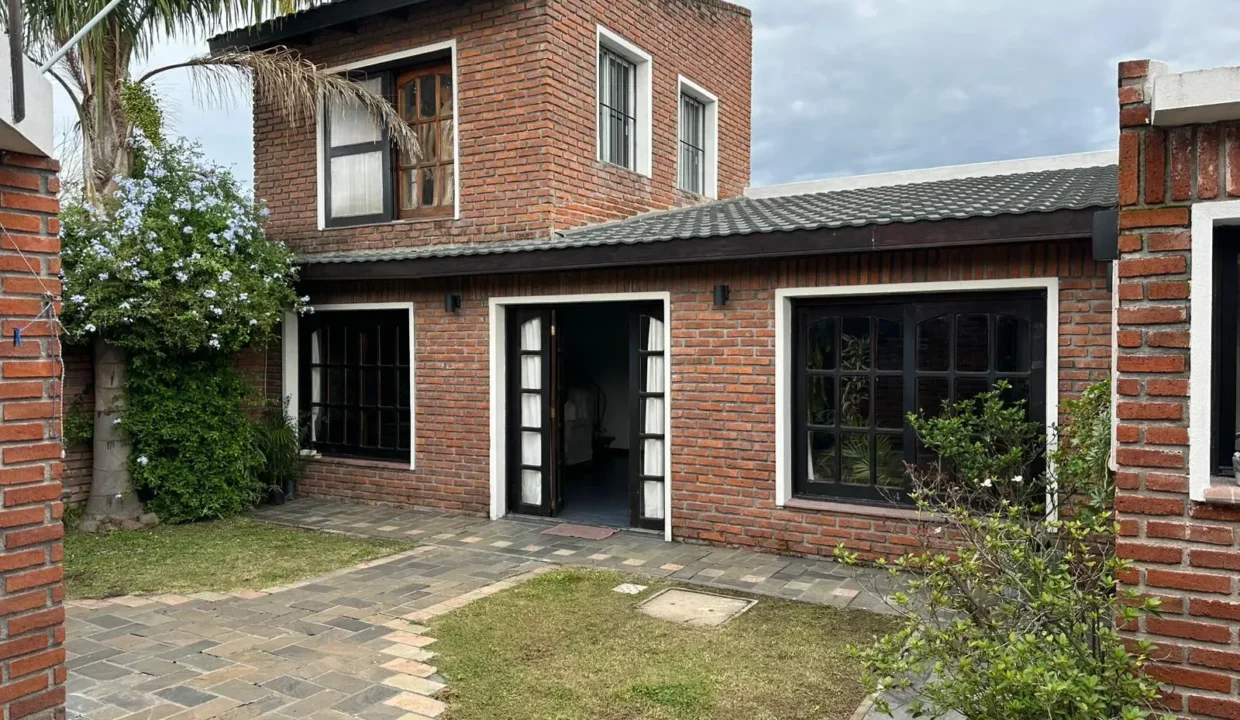 Venta de Casa de cuatro dormitorios en la ciudad de Canelones - 1