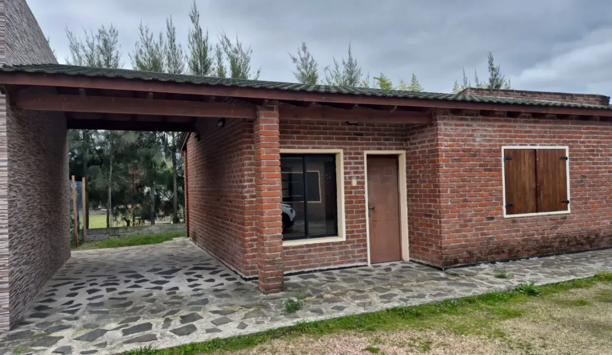 Venta de Casa nueva de dos dormitorios con cochera en camino Las Violetas - 1