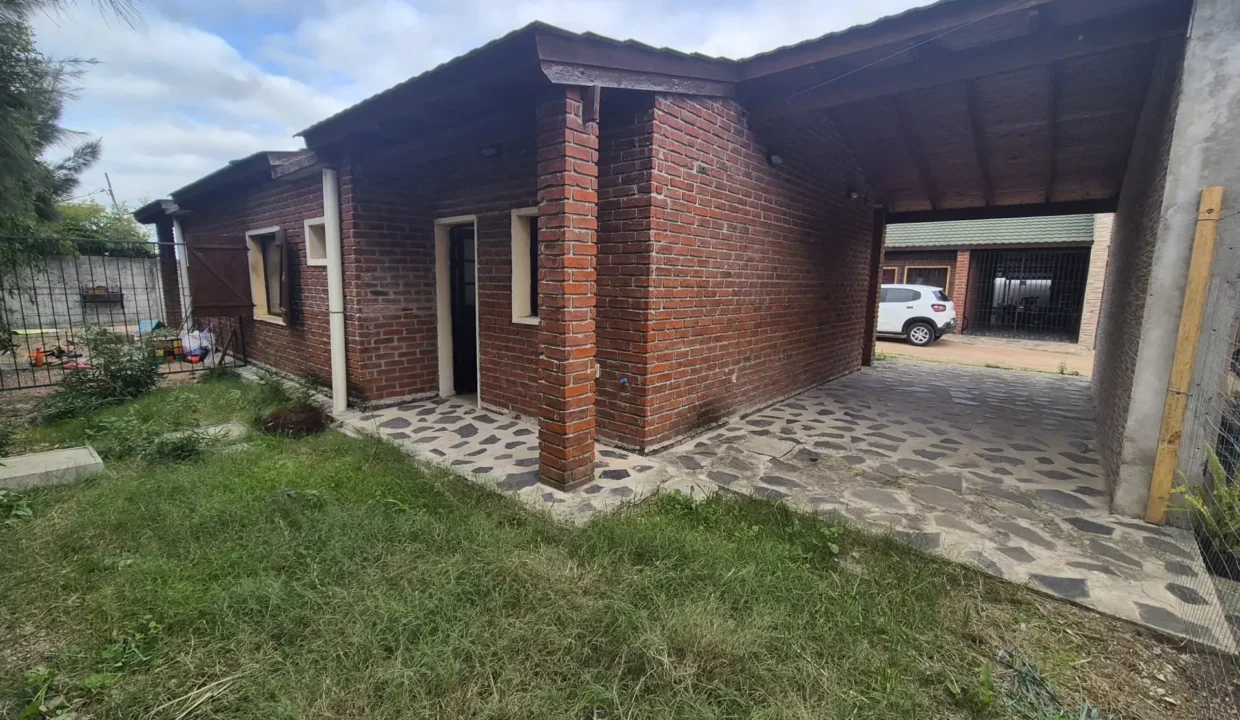 Venta de Casa nueva de dos dormitorios con cochera en camino Las Violetas - 2